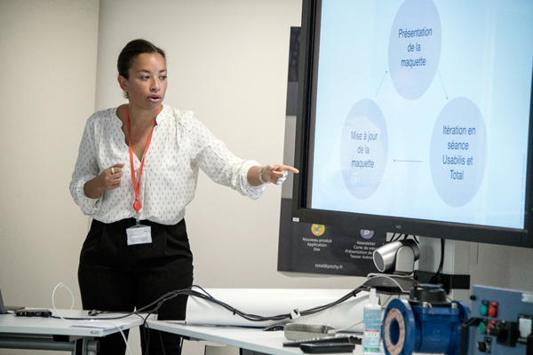 Vanessa présente la méthode de design thinking aux Innodays Total