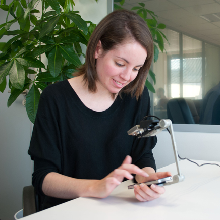 Photographie d'une utilisatrice réalisant un test utilisateur sur mobile.