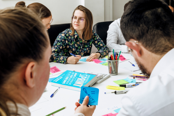 Une équipe de consultants de l'agence UX Usabilis participent à un atelier de co-conception UX/UI.