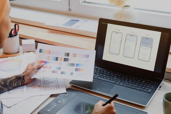 Une stagiaire en formation UI Design chez Usabilis choisit la palette de couleurs pour habiller une application mobile.