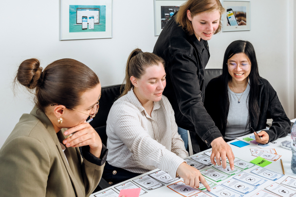 La formatrice conduit un atelier d'innovation pendant la formation Design Thinking Usabilis.