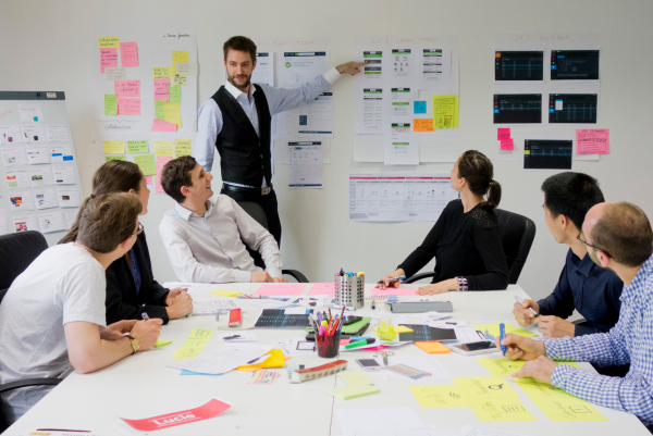 Un consultant-formateur présente un Design System lors d'une formation intra-entreprise Usabilis.