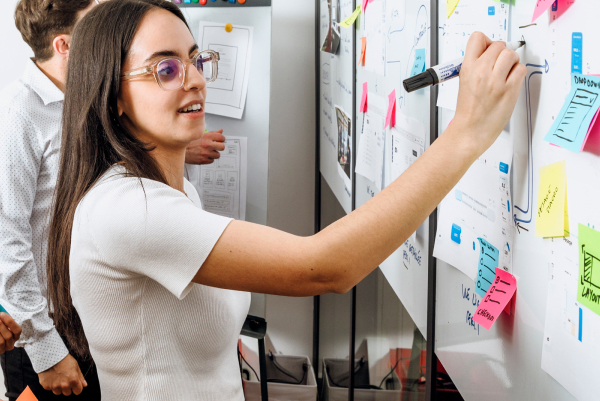 Photo de stagiaires en formation lors d'une formation UX/UI chez Usabilis.