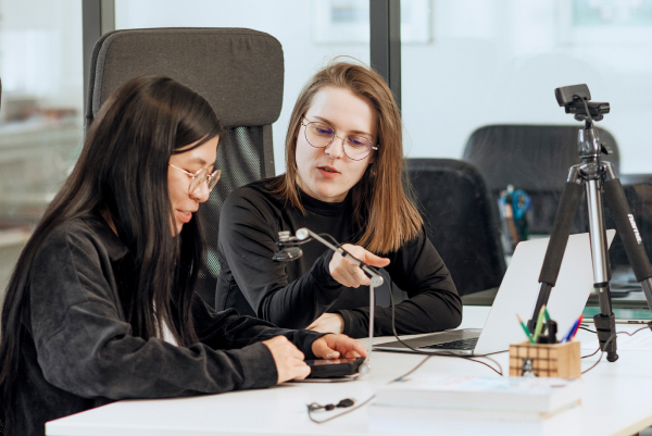 Une consultante Usabilis conduit un test utilisateur sur une application mobile.