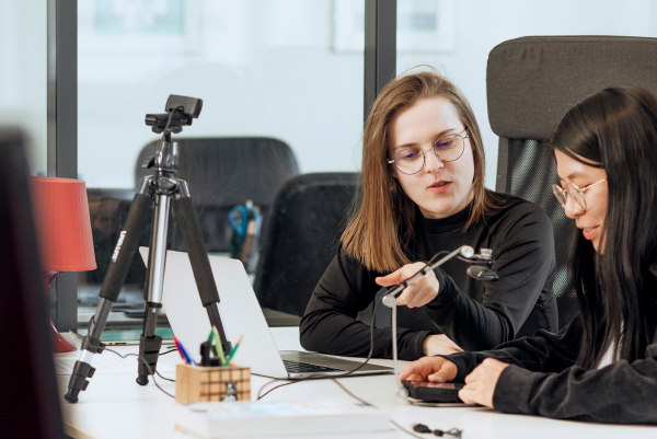 Usabilis French UX consultant conducting an usability UX test on a mobile device.